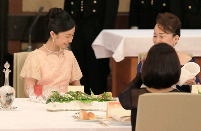 日本佳子公主粉嫩裙裝出席皇宮晚宴