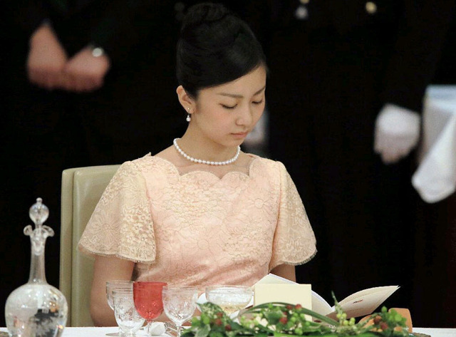 日本佳子公主粉嫩裙装出席皇宫晚宴