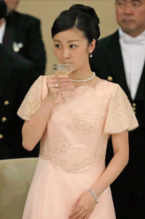 日本佳子公主粉嫩裙装出席皇宫晚宴