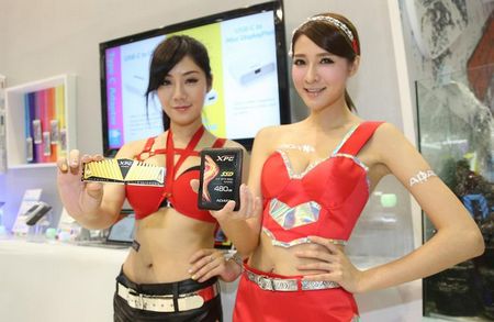台北计算机展创新设计 投影鼠标机器人吸睛