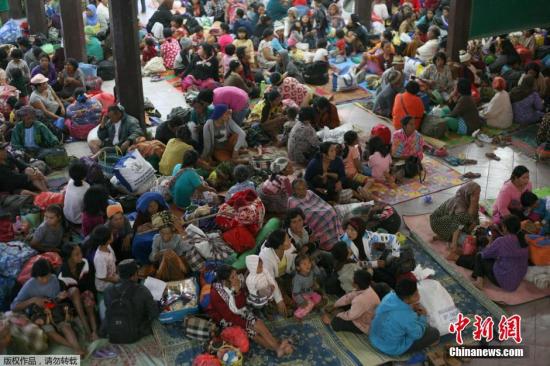 印尼錫納朋火山活動增多 近3000人被迫撤離