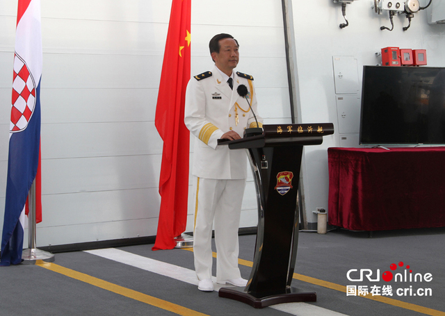 克罗地亚总统出席中国海军编队甲板招待会