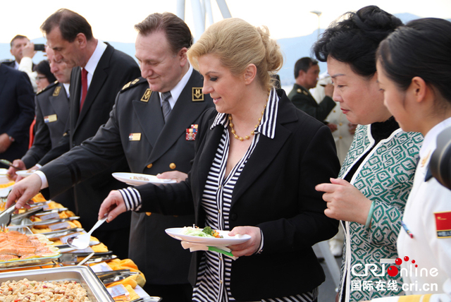 克罗地亚总统出席中国海军编队甲板招待会
