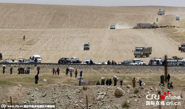 土耳其士兵用高压水枪阻止叙利亚难民入境