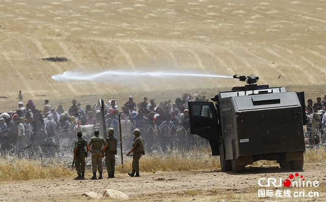 土耳其士兵用高壓水槍阻止敘利亞難民入境