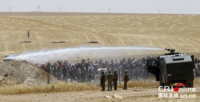 土耳其士兵用高压水枪阻止叙利亚难民入境