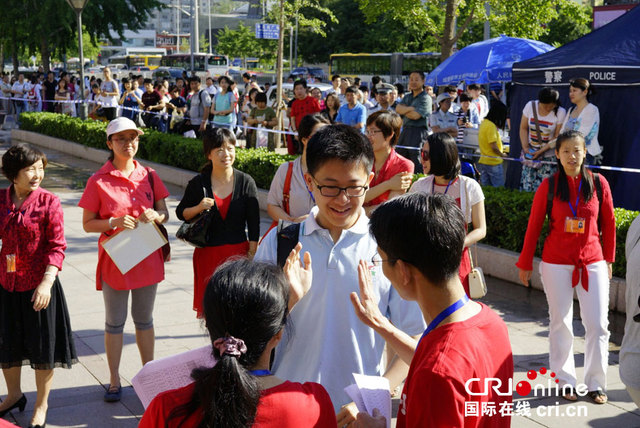 全国高考今日开考 学长学姐为考生加油打气