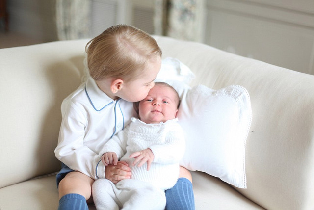 英王室發佈喬治小王子兄妹合照：哥哥吻妹妹額頭