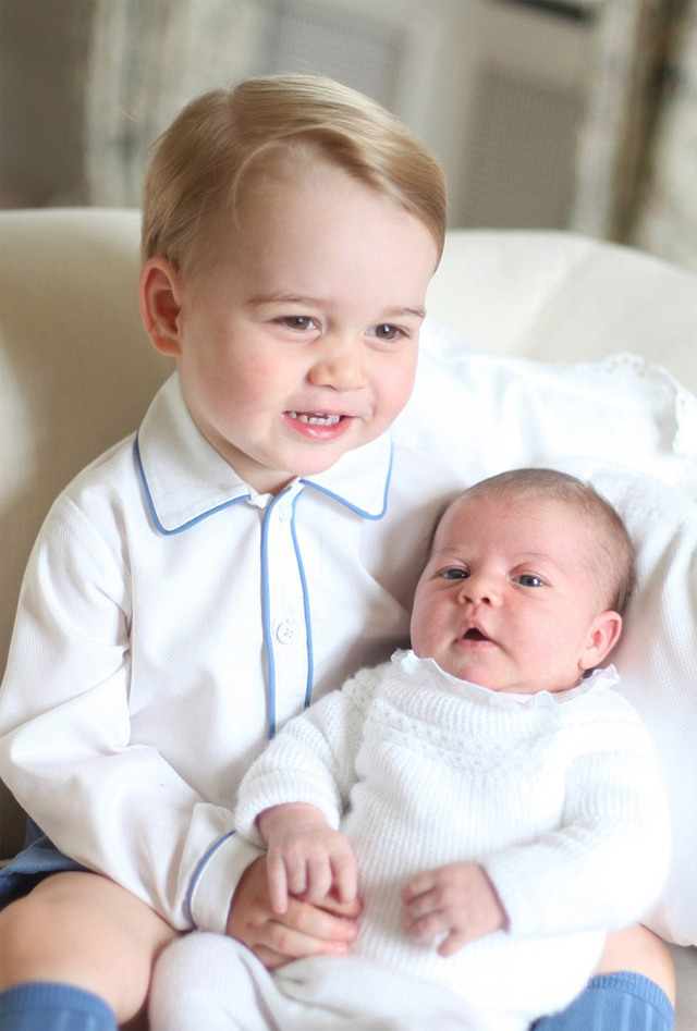 英王室發佈喬治小王子兄妹合照：哥哥吻妹妹額頭