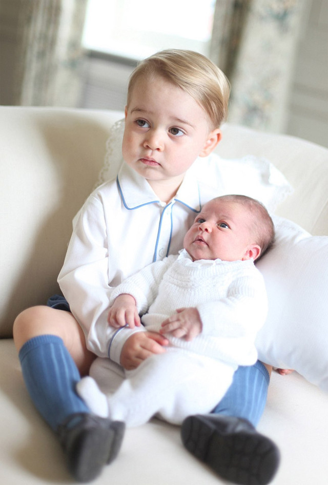英王室发布乔治小王子兄妹合照：哥哥吻妹妹额头