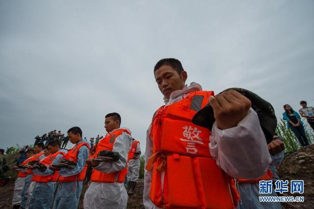 “東方之星”號客輪翻沉事件救援現場舉行哀悼遇難者活動