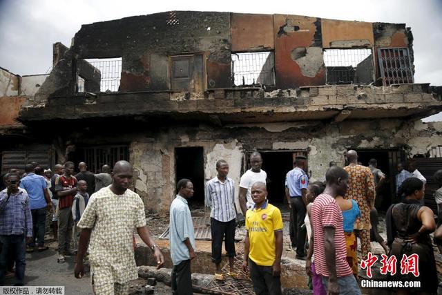 尼日利亚一辆运油车倾覆引发火灾 数间房屋被烧毁