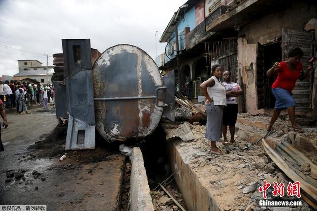 尼日利亚一辆运油车倾覆引发火灾 数间房屋被烧毁