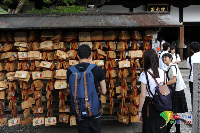 日本學生神廟祈願金榜題名