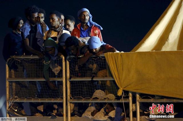 数千名获救移民抵达意大利奥古斯塔港
