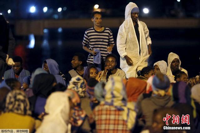数千名获救移民抵达意大利奥古斯塔港
