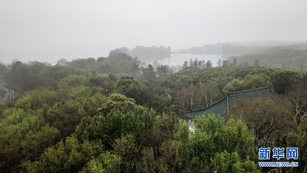 煙雨東湖 霧迷山水