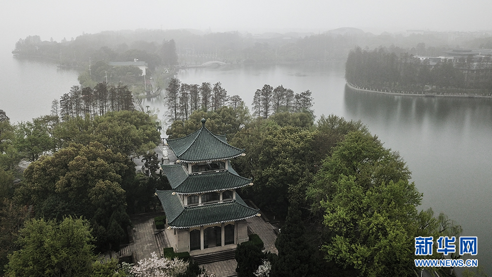 煙雨東湖 霧迷山水