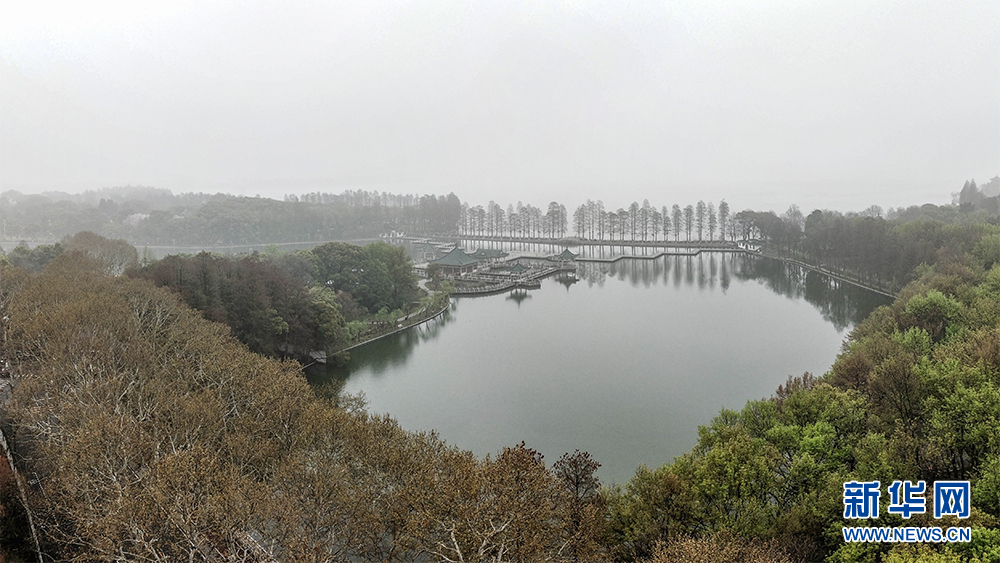 煙雨東湖 霧迷山水