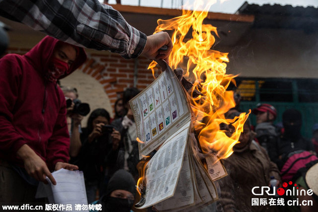 墨西哥中期选举遭暴力抗议 多地选举箱被焚烧