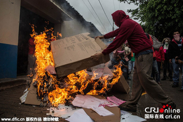 墨西哥中期选举遭暴力抗议 多地选举箱被焚烧