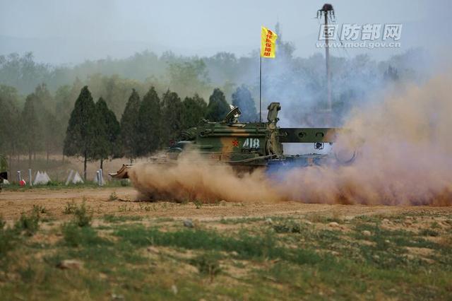 装甲兵工程学院学员演练现场：实战化课程磨练斗志