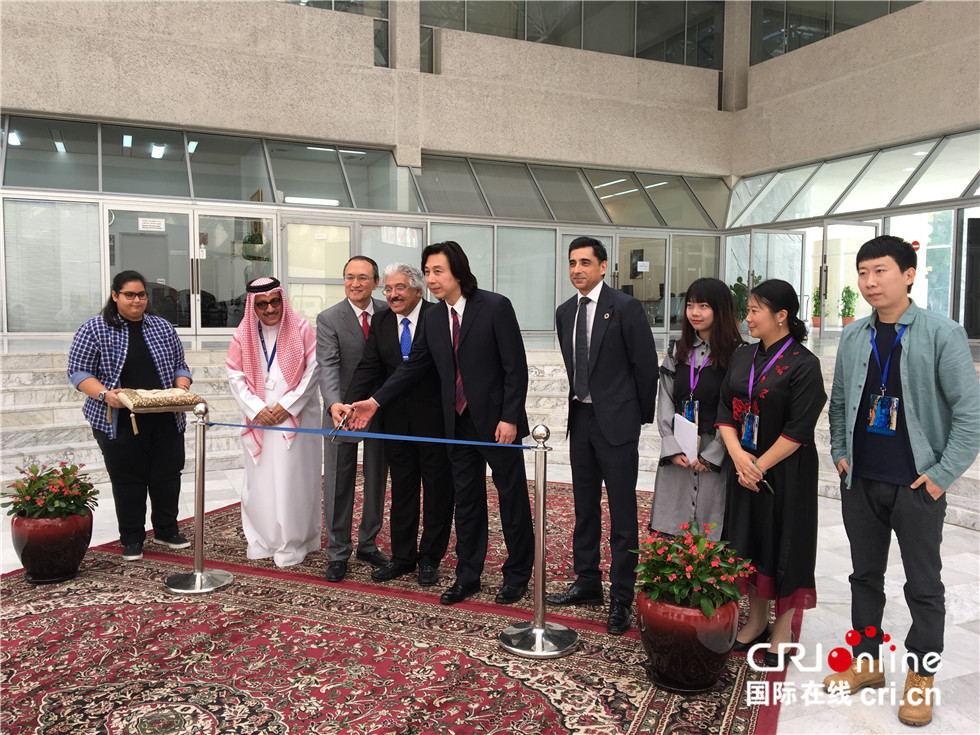 图片默认标题_fororder_“徐适新意象作品全球巡展-巴林”：中国画家在巴林的文化交流活动，巴林文化部长，巴林大学校长，中国驻巴林大使出席活动2（作者李辉 中国人）