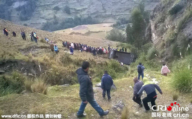 秘鲁载40余名师生及家长货车坠崖 致17人死亡