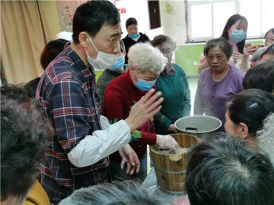 蘇州姑蘇區滄浪街道潼涇一社區製作美味糕點送社區孤寡老人