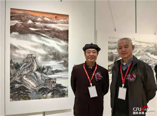 刘大林在个人展出作品前与杨惠福合影