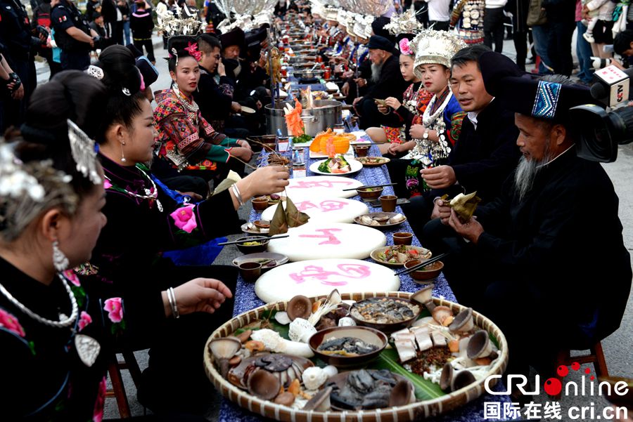 （有修改）贵州雷山：苗族同胞盛装巡游庆苗年