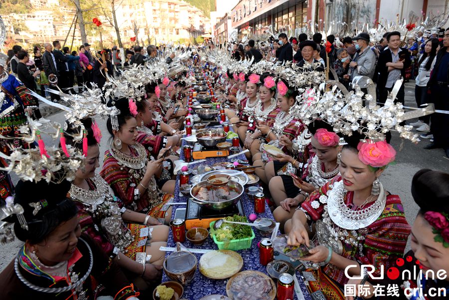（有修改）贵州雷山：苗族同胞盛装巡游庆苗年