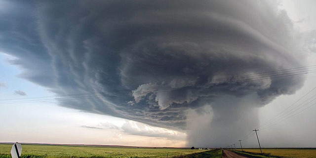 美国出现超级单体风暴 冰雹大如棒球