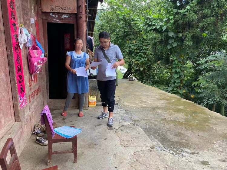 扶上馬,送一程,只為貧困群眾展笑顏