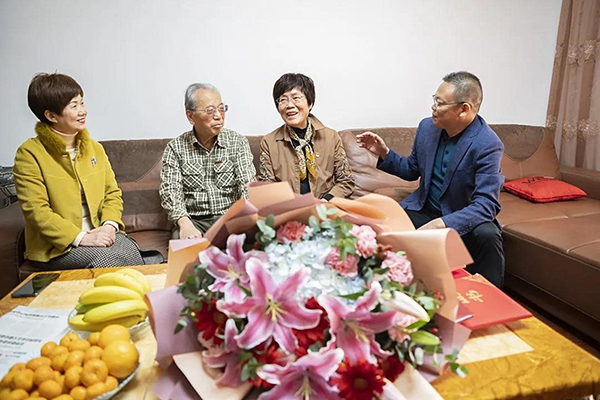 自贡高新区居民李元英被评为“全国关心下一代工作先进工作者”