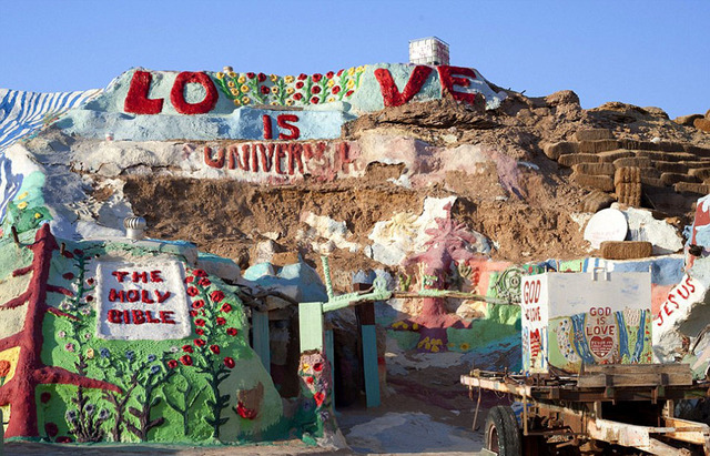 美国奇葩男子用时30年在沙漠建造彩色“救赎山”