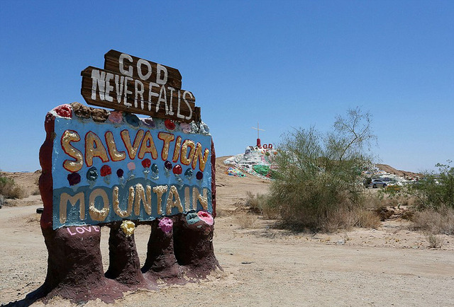 美国男子用时30年在沙漠建造彩色“救赎山”
