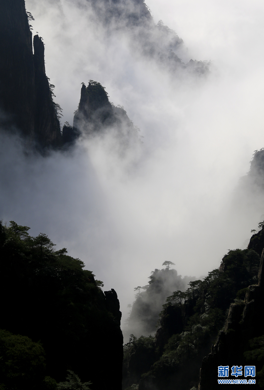 黄山：云海波澜阔 天地钟奇秀