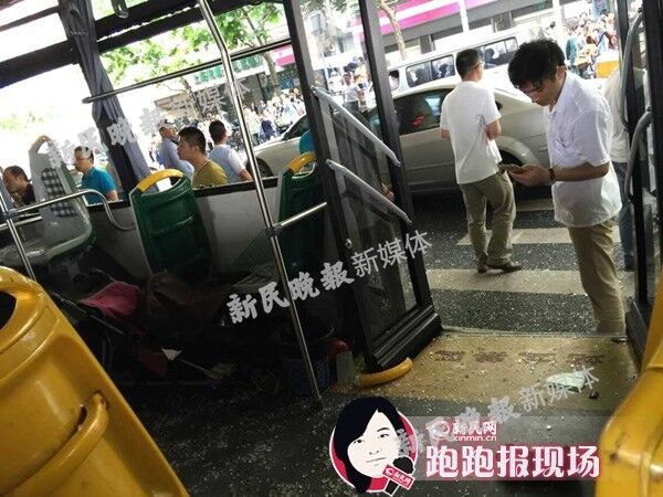 上海44路公交車撞上高架 20余人受傷2人身亡