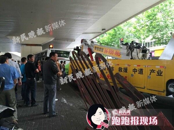 上海44路公交車撞上高架 20余人受傷2人身亡