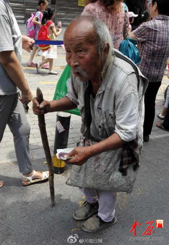 103岁老人河南街头乞讨 竟为贴补儿子