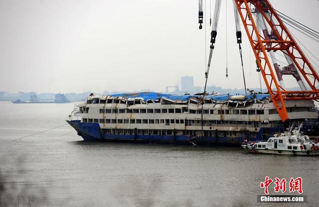 “東方之星”平穩移泊至安全水域