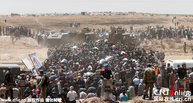 叙利亚民众聚集土叙边境 等待进入土耳其