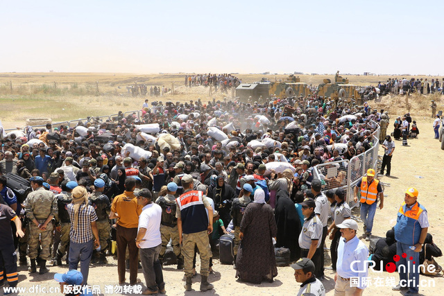 叙利亚民众聚集土叙边境 等待进入土耳其