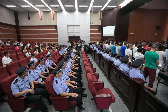 杭州特大传销案53名被告站满审判区