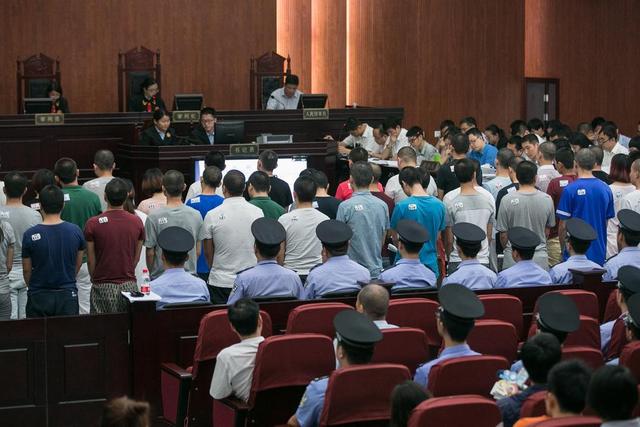 杭州特大传销案53名被告站满审判区
