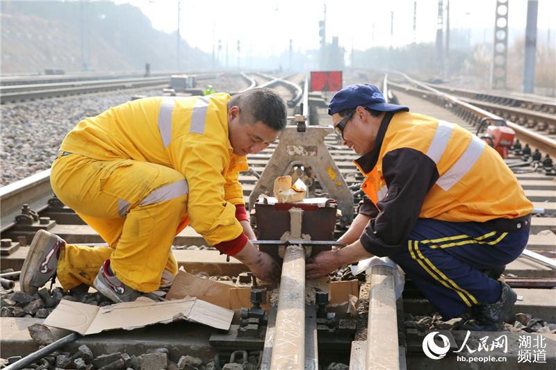 武铁麻城工务段全面整修京九线路设备迎“元旦”