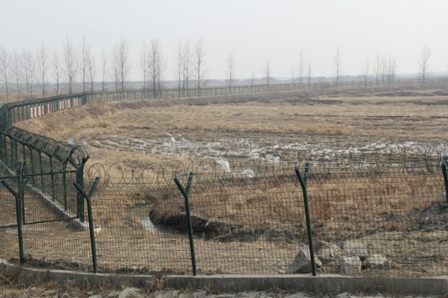 中朝边境铁丝网图片