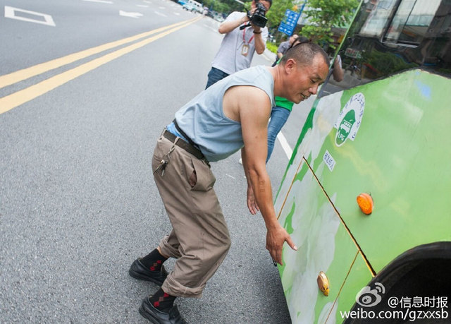 廣州76歲老婦被公交車捲入車底 近百人抬車解救