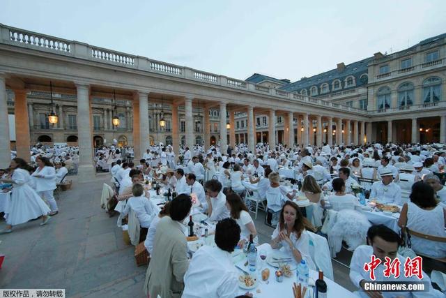 法国殿堂级宫殿变餐厅 举行圣洁白色晚宴